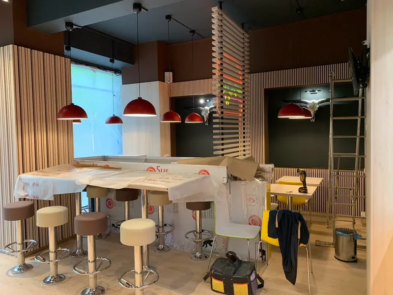 Restaurant cu lămpi suspendate deasupra meselor